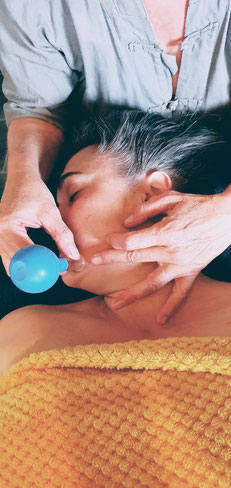 Massage tui na du visage, acupuncture, méridiens et circulation de l'énergie