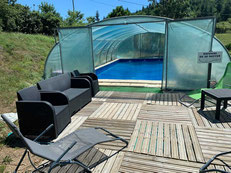 La piscine privative du gite de la gorre sous serre pour en profiter toute l'année et ouverte sur une vallée boisée par le gite de la gorre location gite en ardeche verte