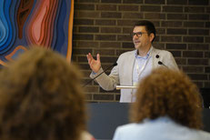 Prof. Dr. Michael Vilain begrüßt die Teilnehmer beim ersten International Science Camp der EHD | Foto: EHD
