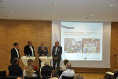 Prof. Dr. Michael Vilain (IZGS der EHD) (links) bei der Podiumsdiskussion zur Zukunft der Bürgerstiftungen.  | Foto: Stiftung Bürger für Münster