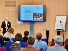 Dr. Matthias Heuberger (IZGS der EHD) stellt beim Kongress "Warum Netzwerkforschung?"das am IZGS entwickelte Netzwerkradar vor. | Foto: IZGS