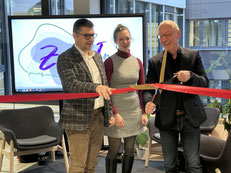 (V. l.) Vizepräsident für Forschung, Transfer und Internationales Prof. Dr. Michael Vilain, Referentin für Transfer und Nachhaltigkeit Celina Bischoff und Präsident Prof. Dr. Uwe Becker eröffnen das neue ZenTrIno. | Foto: IZGS   