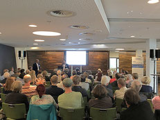 Prof. Dr. Michael Vilain (rechts) und Prof. Dr. Klaus-Michael Ahrend (HEAG HOLDING AG) beim Runden Tisch für Vereine in Darmstadt