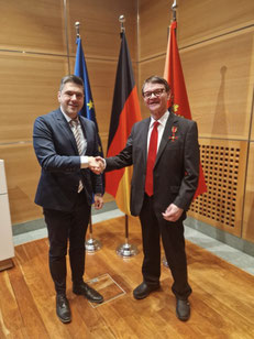 (V. l.) Prof. Dr. Michael Vilain (Vizepräsident für Forschung und Internationales der EHD) beglückwünscht Herrn Dr. Martin Zentgraf zur Verleihung des Verdienstkreuzes am Bande der Bundesrepublik Deutschland. | Foto: IZGS 