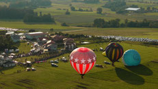 Um 19:35 Uhr starten die ersten Ballons vom Startplatz auf der Festwiese in der Abendsonne in den Himmel. © Copyright by Olaf Timm