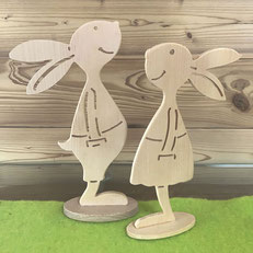 Osterhasen-Paar aus Zirbenholz