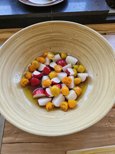 Radieschen und Cherrytomaten fertig geschnitten in der Salatschüssel für den Wildkräutersalt mit Garnelen