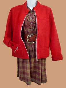 Schön zum Vero Moda Kleid: rote Walkjacke im Trachtenlook und farblich passende Stiefel mit Kunstfell