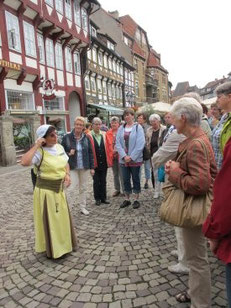 Die "zünftige" Stadtführerin erklärt uns die Stadt 