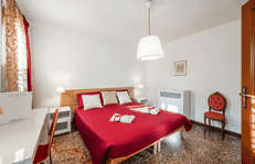 interni di una casa a Venezia camera