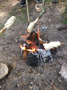 Heute haben wir mal wieder ein Feuer gemacht und Stockbrot gegrillt. 