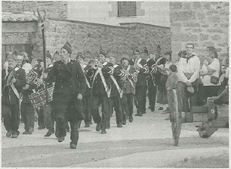 La charanga Galtzarra de Cirauqui interpretó a la anda del regimiento Valencia que irrumpe en estos momentos en la escena encabezada por Carlos García Íñiguez. (Foto: Arturo G. Rosquil/Montxo A.G.)