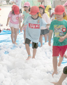 初めて見る雪に大はしゃぎの子どもたち=26日午後、どんぐりの学童クラブ