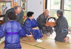 金嶺家へミルクが引き継がれた=8日午後、白保