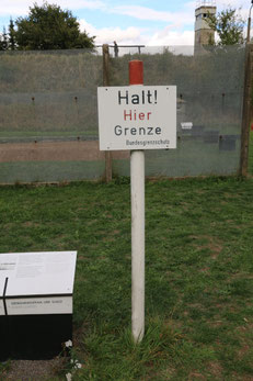 Hinweisschild, Halt! Hier Grenze