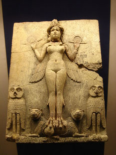 Relieve de Burney. Representación de Inanna como Diosa sumeria del cielo, la tierra y el inframundo. (1.800 a.C.).