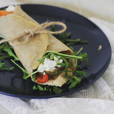 Wrap mit Antipasti, Humus und Rucola