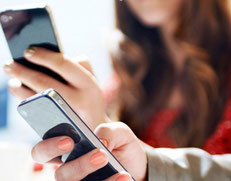 Jugendliche mit Handy