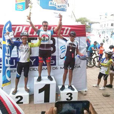 José Eduardo Salcedo Loor ocupa en el podio el lugar del campeón ciclista de la Vuelta a Playas. Guayas, Ecuador.