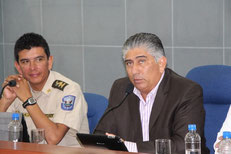 El jefe cantonal de la Policía Civil y el alcalde de Manta, Ecuador.