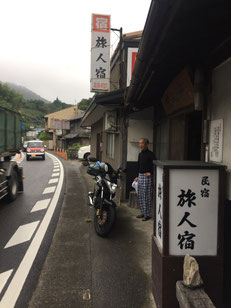 お世話になった旅人宿のまえで