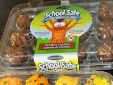 「ピーナッツアレルギーに配慮して、ピーナッツ及びナッツ類を排除しようとする学校に安心して持ち込めるタイプのカップケーキ」。  　 写真をクリックすると大きな画像が表示されます。