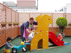 晴れた日は屋上園庭で遊びます。