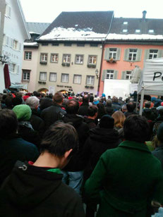 Bludenz staunt, und staut in alle Gassen! 1.300 Teilnehmer_innen an der Sonntagsdemo in Bludenz Bild: Juliane Alton FB