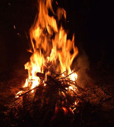 Lagerfeuer. © U.R. Hoeppe