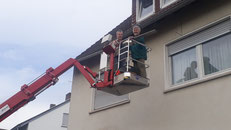 Foto: NABU R. Odenwald Montage von Kotbrettern in Maberzell