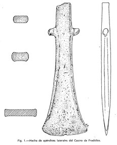 Se muestra el dibujo realizado por el investigador Ángel Esparza del hacha de Fradellos, de apéndices laterales.