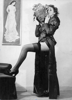 Leonor Fini posing with a mask in 1934.