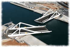 El puente giratorio de la Marina Real Juan Carlos I del puerto de Valencia. Comunidad Valenciana.