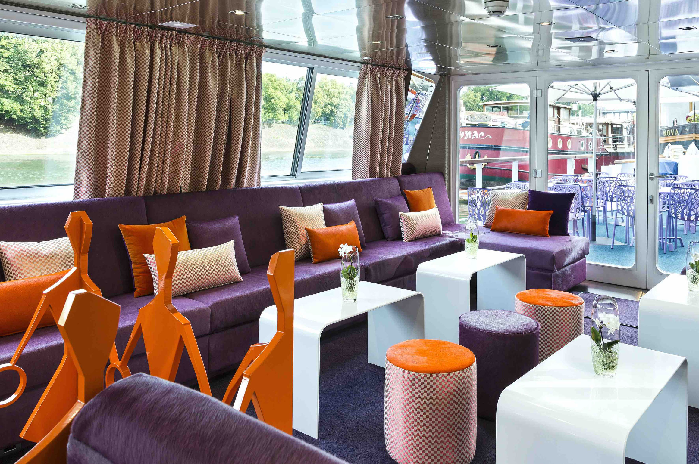 MS Raymonde Salon mit Bar