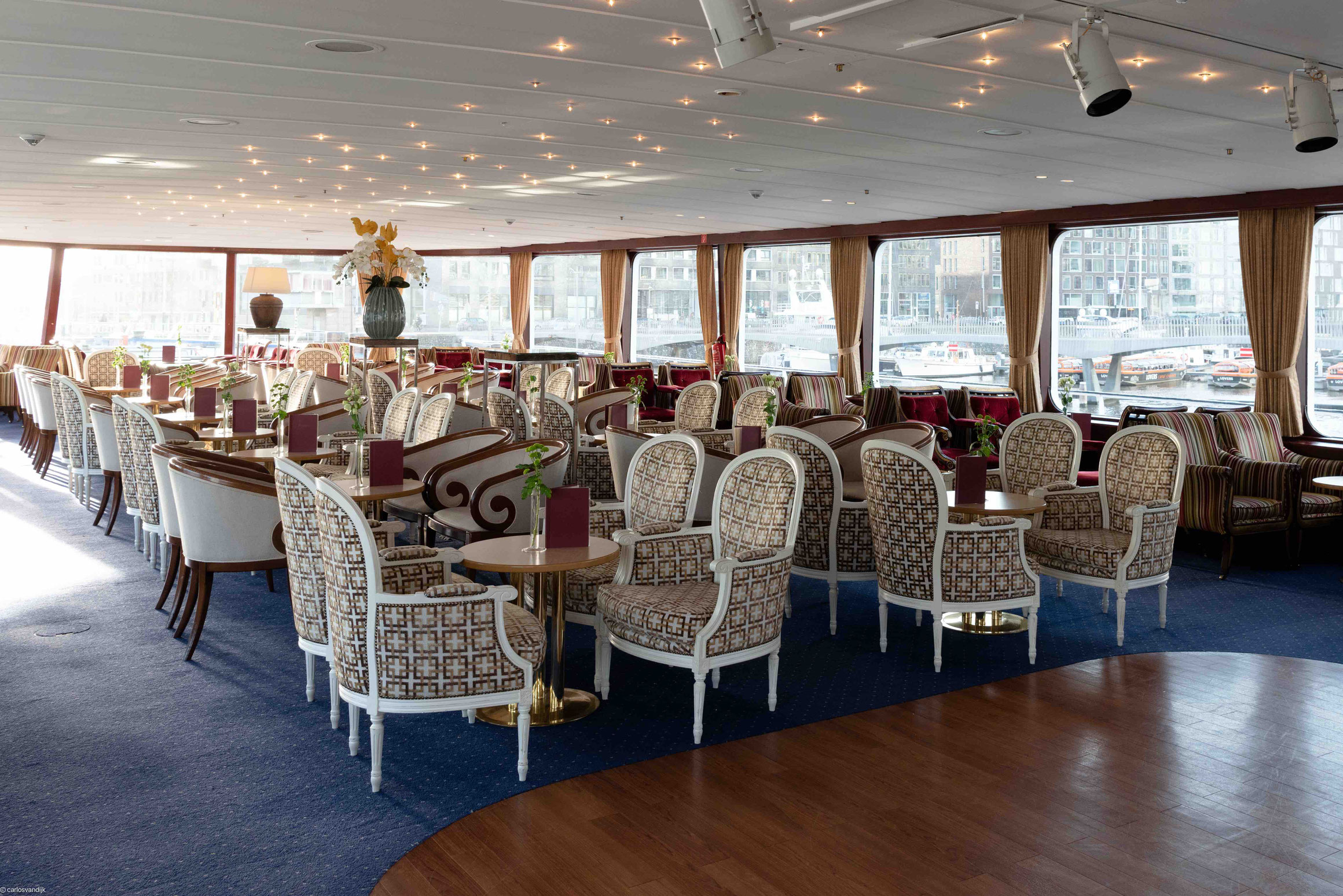 MS Alemannia Lounge mit Bar