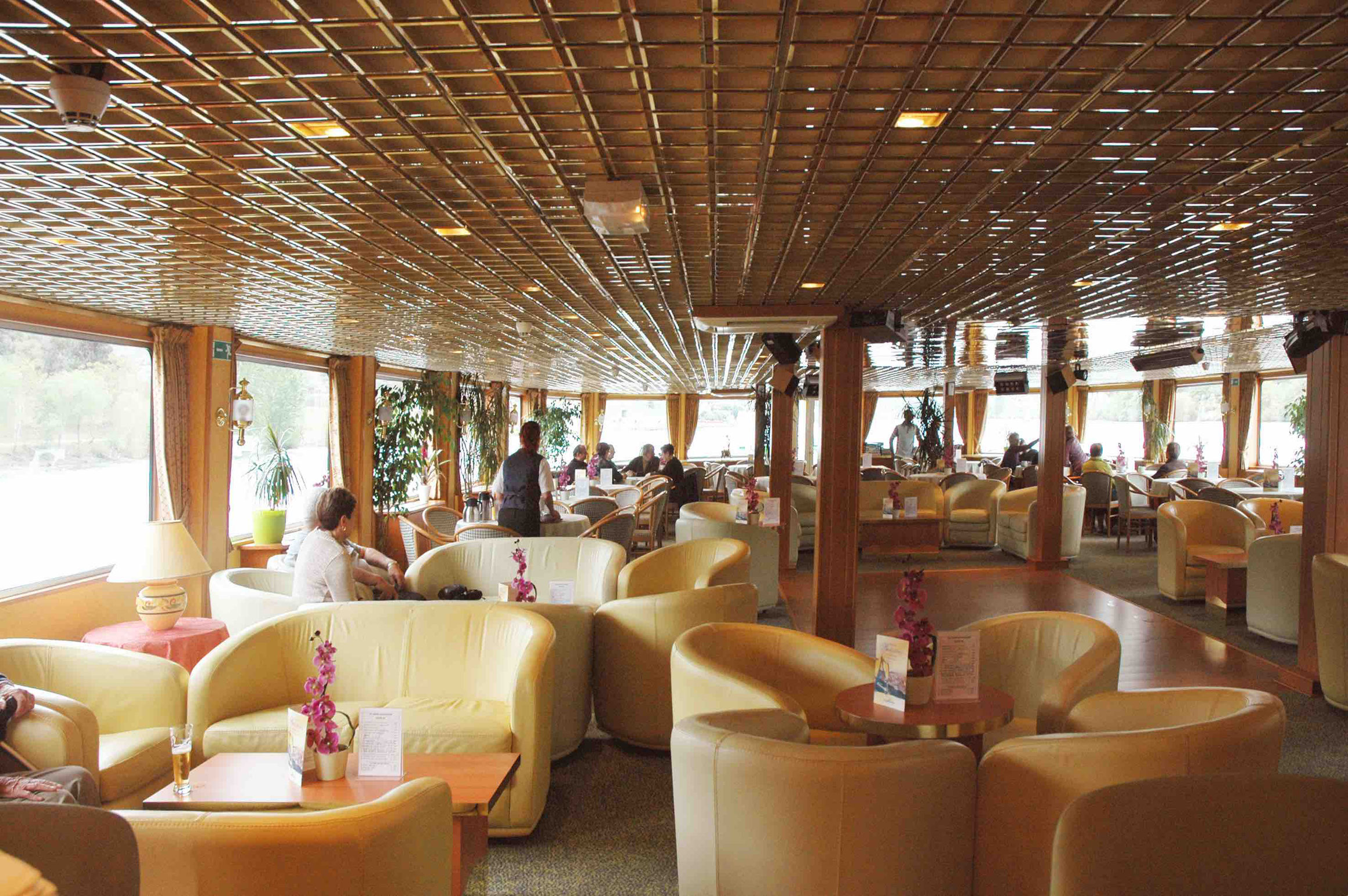 MS Magellan Salon mit Bar