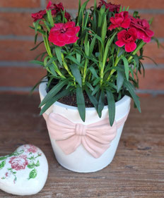 Blumentopf weiß-rosa mit Schleife