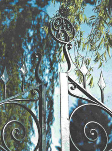 Villa Verdi - Gartengitter mit Monogramm