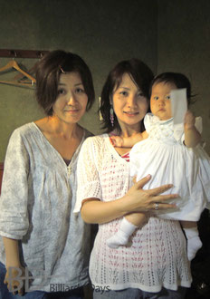 左：山内プロ、右：光岡プロ　※光岡プロが抱いているのは山内プロのお子さんです