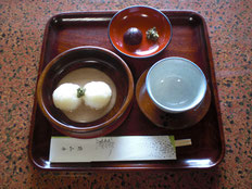 小さな餅二つとお茶と漬け物付きお一人700円