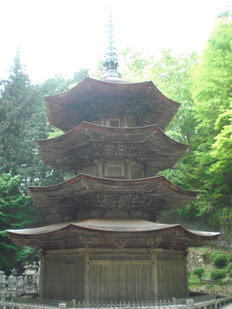 　　　　　　八角三重塔の全景