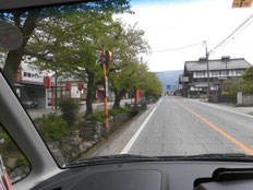 　　道路脇（左）に残る当時のままの流れ