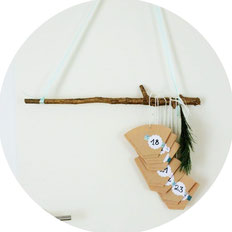 Bild: DIY Upcycling Adventskalender mit Kaffeefilter zum Aufhängen selber machen - Ideen und Schritt-für-Schritt Anleitung von Partystories.de // #Advent #Adventskalender #DIYadventskalender #Upcycling
