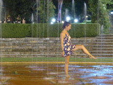 Je m'amuse dans les jets d'eau dans le parc en pleine nuit! Il fait chaud