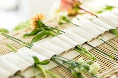 eventueel met bloemen band op deksel