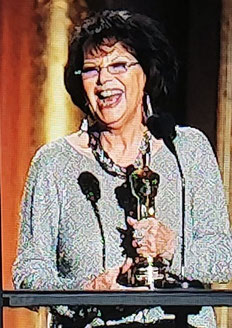 Claudia Cardinale recibiendo un premio