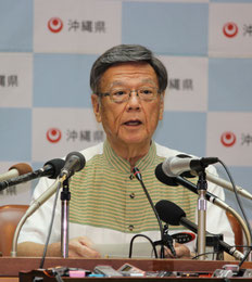 記者会見で差し止め訴訟の提訴を表明する翁長知事=7日午後、県庁