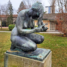 Sich kämmendes Mädchen, ab 1958 beim Schulhaus Rittermatte.