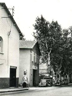 Pompe manuelle à Orgon dans les années 50 ainsi que les 4CV en attestent