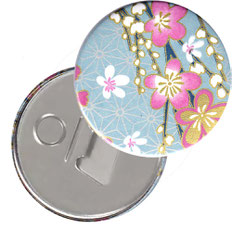 Flaschenöffner  Flaschenöffner-Rückseite mit Neodym-Magnet  59 mm  ,Blüten pink weiß auf hellblau 